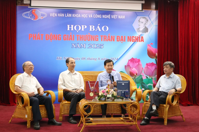 Các nhà khoa học trao đổi tại tọa đàm. Ảnh: MH